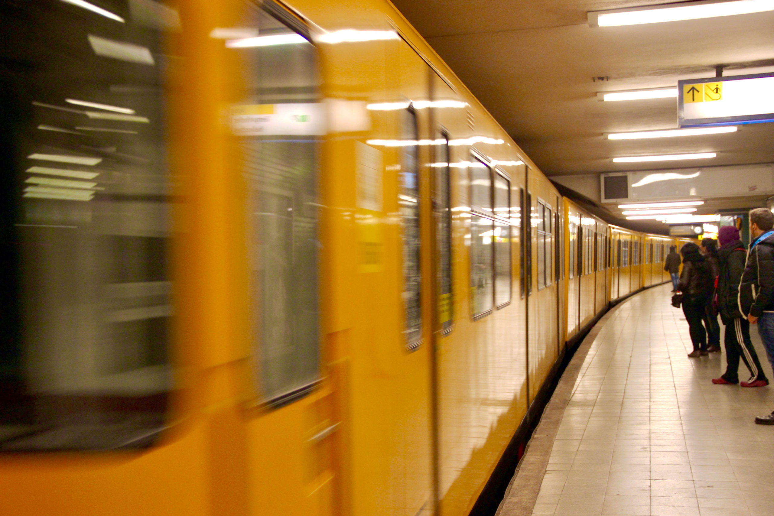 Metro chegando na plataforma em Berlim