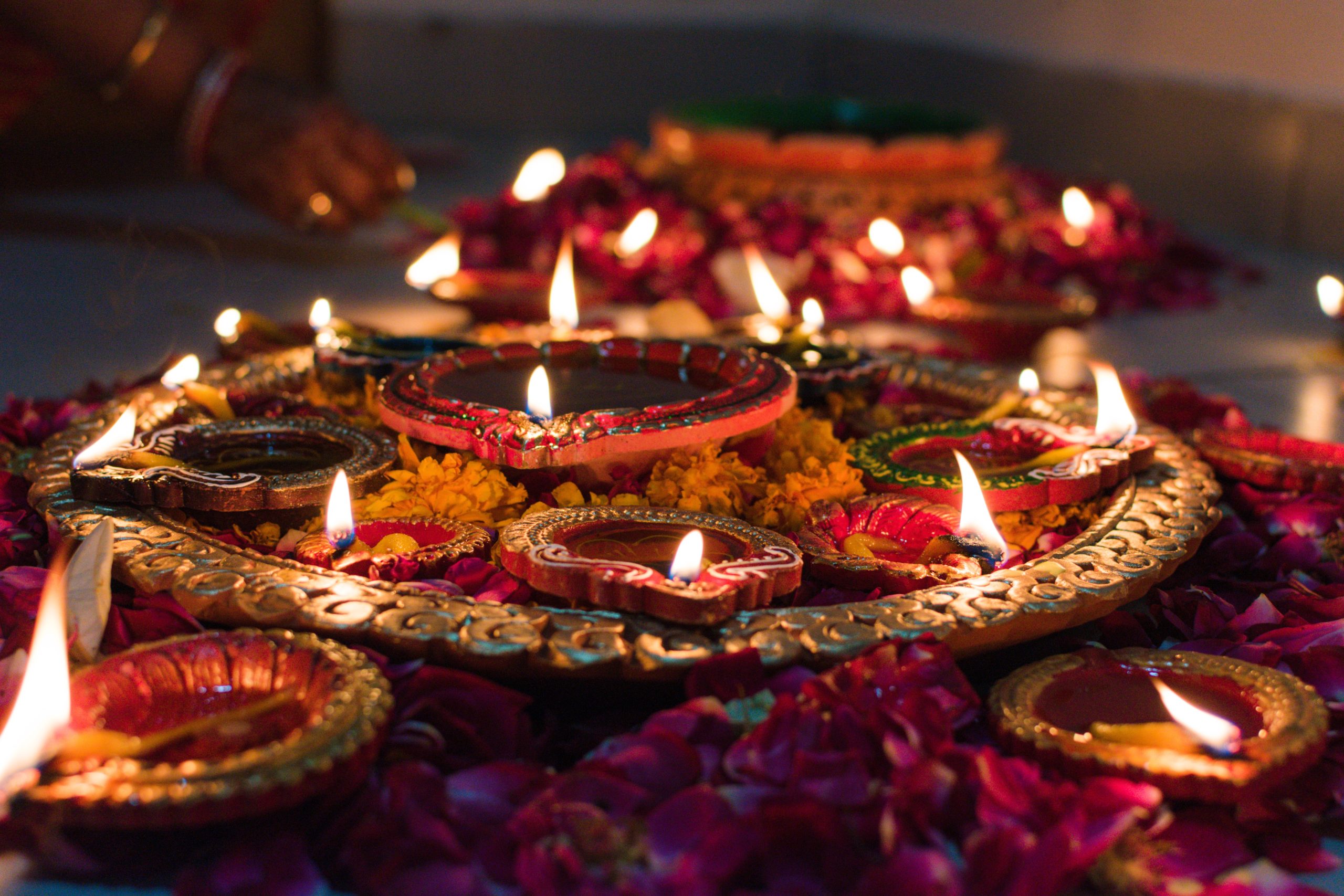 Diya, velas à base de óleo para trazer prosperidade e afastar os maus espíritos como parte das festividades do Festival das Luzes da Índia
