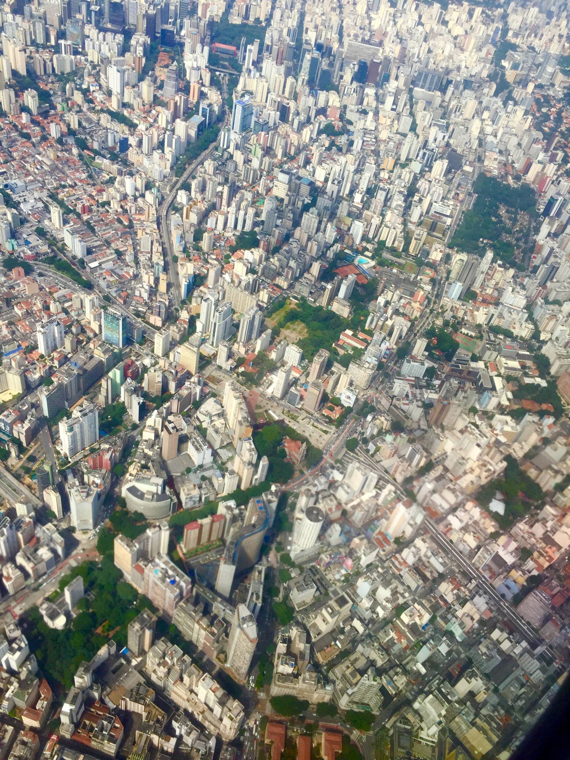 Prédios e ruas do Centro de São Paulo visto do avião