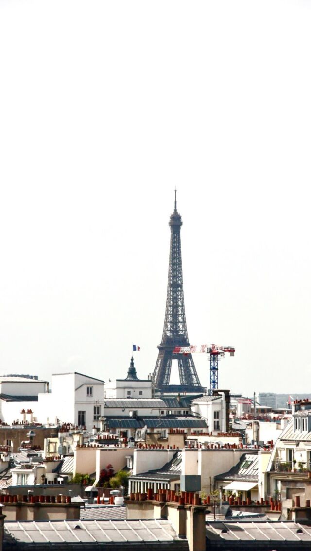 Esse terraço ainda desconhecido em Paris fica na Printemps da avenida Haussmann, a 5 minutos da famosa Galeries Lafayette! Ela não é tão cheia, por isso é um ótimo lugar para descansar enquanto você aprecia Paris 😉🇫🇷

A Printemps também é uma galeria de luxo, com várias marcas e até decoração. No último andar fica a Printemps 2hand, o brechó de luxo da galeria, onde há o terraço.

Por ela não ser tão famosa internacionalmente, acaba que a loja é bem mais tranquila porque os turistas não a conhecem.

Compartilhar com aquela pessoa que vai tirar altas fotos com você nesse terraço escondido 😉✈️

#Paris #paristerraceviews #oquefazeremparis #dicasdeparis #dicasparislowcost #roteirodeviagem #vistalinda #parisfrance #brasileirasemparis