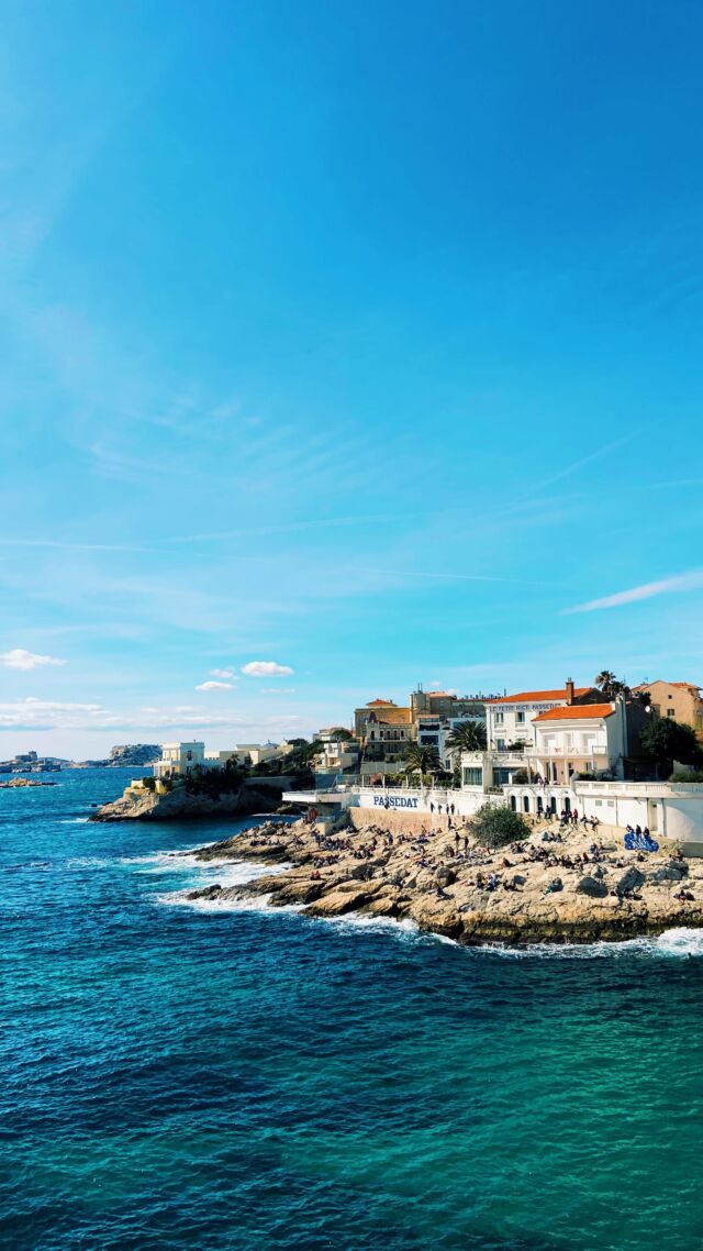 7 meses morando na França e eu preciso agradecer muito a mim! 

Sim, a mim por ter tido a coragem de seguir com o plano de morar fora, mesmo não estando 100% perfeito. 

A mim por ter deixado esse sonho de lado ao ter organizado todas as documentações de aplicação do mestrado faltando menos de 2 meses para a inscrição no @campusfrancebrasil encerrar. 

A mim por conseguir fazer malabarismo conseguir conciliar estudo e trabalho para me permitir estar aqui.

A mim por seu cara de pau o suficiente para falar um idioma que eu não domino 100%, mas que só assim que a fluência vem.

Morar fora não é fácil. É ÓBVIO que não se compara com uma vida de sacrifícios no Brasil, mas aqui a gente tá sozinha. A motivação de continuar e fazer acontecer vem unicamente da gente.

E por isso que eu também preciso agradecer a outras pessoas. 1o aos meus pais por todo o suporte e às oportunidades que me proporcionaram e, consequentemente, me trouxeram até aqui. Aos meus amigos pelo apoio emocional. A minha equipe de trabalho perfeita. Aos amigos que fiz aqui e que foram fundamentais nessa nova fase da vida ❤️ 

e a você que continua no Além de Viagem com todas as idas e vindas

Que esses 7 meses sejam apenas le début d’une vie à la française 🇫🇷🥰 

#morarfora #brasileirasnaeuropa #brasileiraspelomundo #brasileirasnafrança